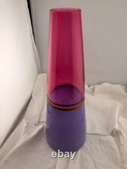Vase en verre d'art signé Michael Jaross 1995 en verre soufflé rose violet MCM