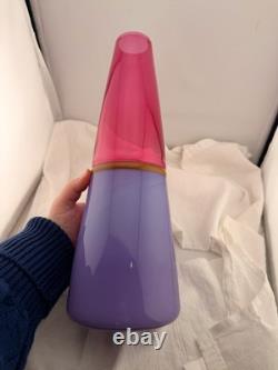 Vase en verre d'art signé Michael Jaross 1995 en verre soufflé rose violet MCM