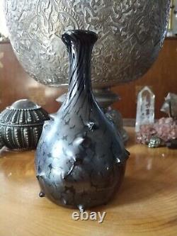 Vase en verre d'art signé de studio par Chad Cully, orné de clous noirs.