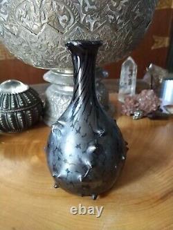 Vase en verre d'art signé de studio par Chad Cully, orné de clous noirs.