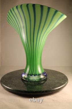 Vase en verre d’art soufflé à la main MCM oriental lourd de 12 pouces, vert, avec motif en canne tirée