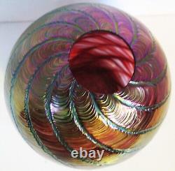Vase en verre d'art soufflé à la main, non signé, richement irisé, en forme de boule avec des motifs de lierre