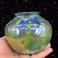 Vase en verre d'art soufflé à la main, vert bleuté iridescent avec des points verts, marqué P T 2018.