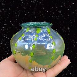 Vase en verre d'art soufflé à la main, vert bleuté iridescent avec des points verts, marqué P T 2018.