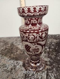 Vase en verre d’art tchèque rouge et blanc, décor gravé de cerf et de château, 8 pouces, signé par l’artiste