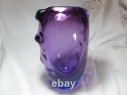 Vase en verre d'art tchèque vintage Chribska de Josef Hospodka avec des côtés striés violets intenses