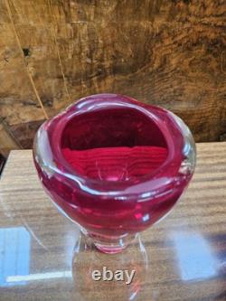 Vase en verre d'art vintage Whitefriars Molar rouge rubis