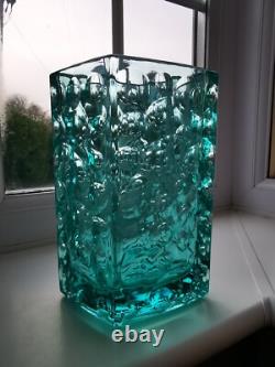Vase en verre d'art vintage en forme de rhomboïde vert de Rosice, République tchèque, par Jiri Brabec, motif 5122