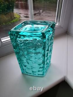 Vase en verre d'art vintage en forme de rhomboïde vert de Rosice, République tchèque, par Jiri Brabec, motif 5122