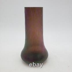 Vase en verre d'art violet iridescent autrichien ou tchèque ancien non marqué avec des éclats