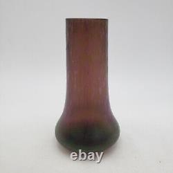 Vase en verre d'art violet iridescent autrichien ou tchèque ancien non marqué avec des éclats