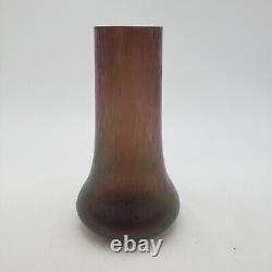 Vase en verre d'art violet iridescent autrichien ou tchèque ancien non marqué avec des éclats