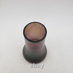 Vase en verre d'art violet iridescent autrichien ou tchèque ancien non marqué avec des éclats