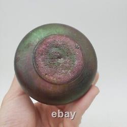 Vase en verre d'art violet iridescent autrichien ou tchèque ancien non marqué avec des éclats