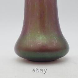 Vase en verre d'art violet iridescent autrichien ou tchèque ancien non marqué avec des éclats