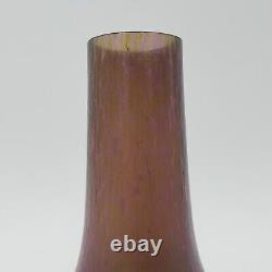 Vase en verre d'art violet iridescent autrichien ou tchèque ancien non marqué avec des éclats