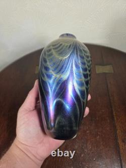 Vase en verre d’artiste signé, studio irisé vintage des années 1980, 18,6 cm