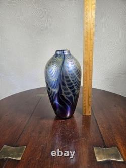 Vase en verre d’artiste signé, studio irisé vintage des années 1980, 18,6 cm