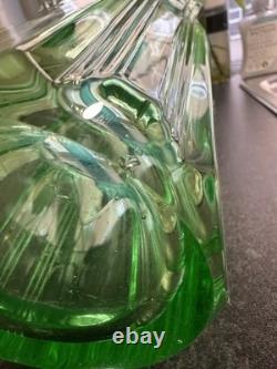 Vase en verre d'uranium lourd absolument éblouissant, brille magnifiquement, art déco UV Vase en verre d'uranium lourd absolument éblouissant, brille magnifiquement, art déco UV