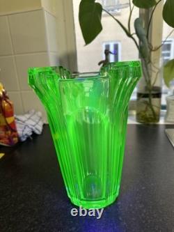 Vase en verre d'uranium lourd absolument éblouissant, brille magnifiquement, art déco UV