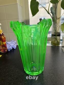 Vase en verre d'uranium lourd absolument éblouissant, brille magnifiquement, art déco UV