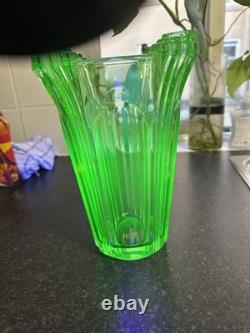 Vase en verre d'uranium lourd absolument éblouissant, brille magnifiquement, art déco UV