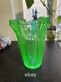 Vase en verre d'uranium lourd absolument éblouissant, brille magnifiquement, art déco UV