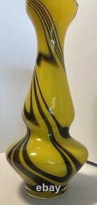 Vase en verre de Murano marbré jaune et marron. Fabriqué par Carlo Moretti