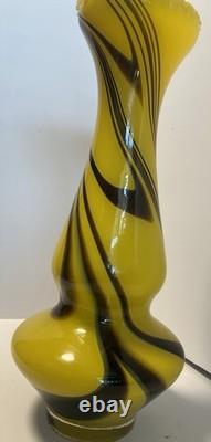 Vase en verre de Murano marbré jaune et marron. Fabriqué par Carlo Moretti