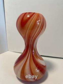 Vase en verre de Murano marbré rouge et blanc. Fabriqué par Carlo Moretti.