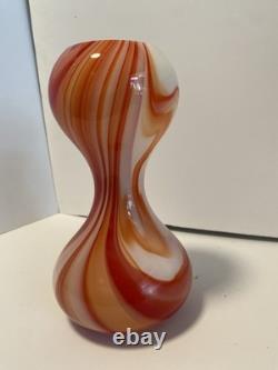 Vase en verre de Murano marbré rouge et blanc. Fabriqué par Carlo Moretti.