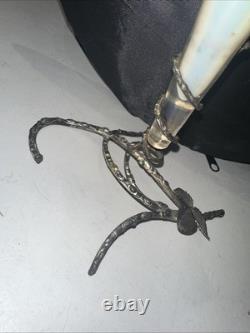 Vase en verre de soie blanc Art Nouveau ancien avec support en métal en forme de branche