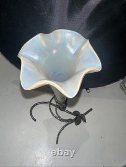 Vase en verre de soie blanc Art Nouveau ancien avec support en métal en forme de branche