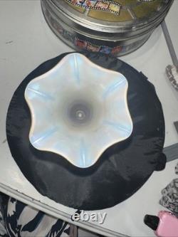 Vase en verre de soie blanc Art Nouveau ancien avec support en métal en forme de branche