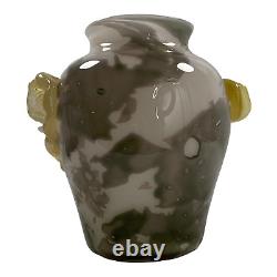 Vase en verre décoratif fait main, 2 tons, avec pontil, cicatrice, feuille et anse en forme de tige.