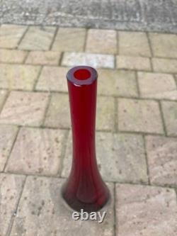 Vase en verre facetté en forme de goutte d'eau rouge et transparent Sommerso Formia Murano signé