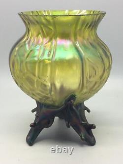 Vase en verre iridescent à pied en forme d'épines de style Art Nouveau avec panneau en nid d'abeille antique Kralik
