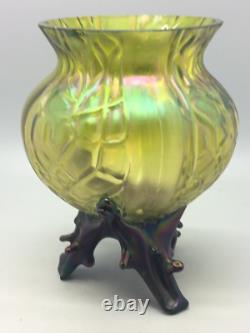 Vase en verre iridescent à pied en forme d'épines de style Art Nouveau avec panneau en nid d'abeille antique Kralik