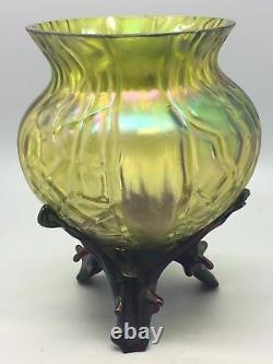 Vase en verre iridescent à pied en forme d'épines de style Art Nouveau avec panneau en nid d'abeille antique Kralik