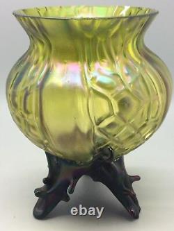 Vase en verre iridescent à pied en forme d'épines de style Art Nouveau avec panneau en nid d'abeille antique Kralik