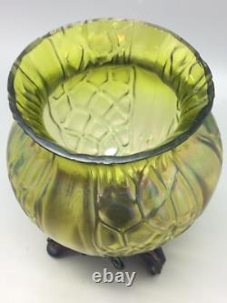 Vase en verre iridescent à pied en forme d'épines de style Art Nouveau avec panneau en nid d'abeille antique Kralik