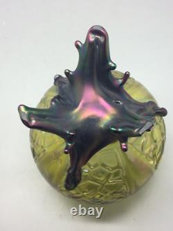 Vase en verre iridescent à pied en forme d'épines de style Art Nouveau avec panneau en nid d'abeille antique Kralik