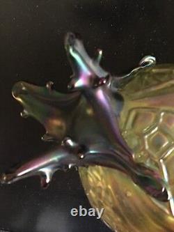 Vase en verre iridescent à pied en forme d'épines de style Art Nouveau avec panneau en nid d'abeille antique Kralik