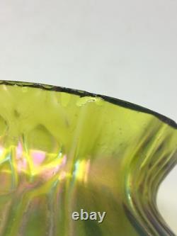 Vase en verre iridescent à pied en forme d'épines de style Art Nouveau avec panneau en nid d'abeille antique Kralik