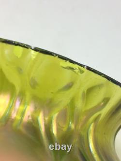 Vase en verre iridescent à pied en forme d'épines de style Art Nouveau avec panneau en nid d'abeille antique Kralik