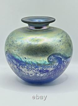 Vase en verre irisé avec motif de paysage marin doré de Norman Stuart Clarke, signé 1994.