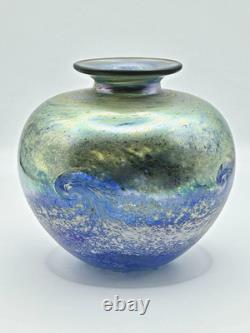 Vase en verre irisé avec motif de paysage marin doré de Norman Stuart Clarke, signé 1994.