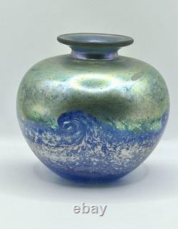 Vase en verre irisé avec motif de paysage marin doré de Norman Stuart Clarke, signé 1994.