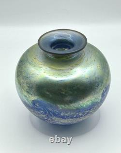 Vase en verre irisé avec motif de paysage marin doré de Norman Stuart Clarke, signé 1994.