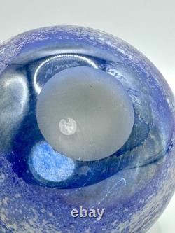 Vase en verre irisé avec motif de paysage marin doré de Norman Stuart Clarke, signé 1994.